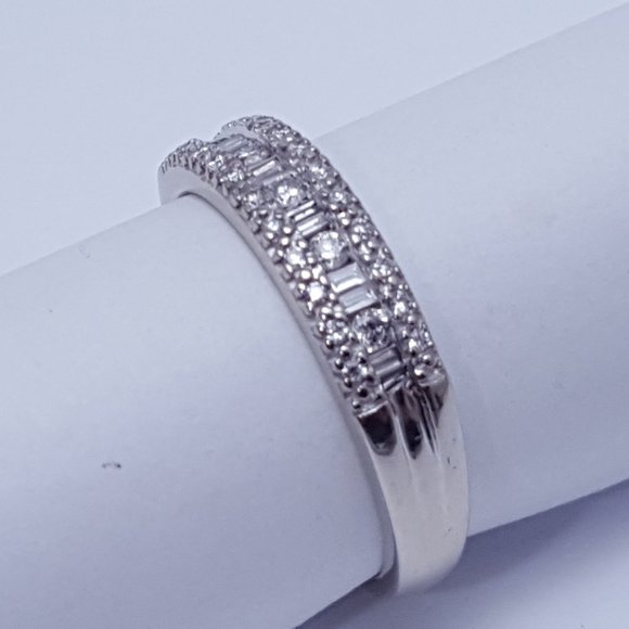 Beautiful 10K Karat Solid White Gold Designer Diamond Engagement Band Ring - Picture 7 of 15